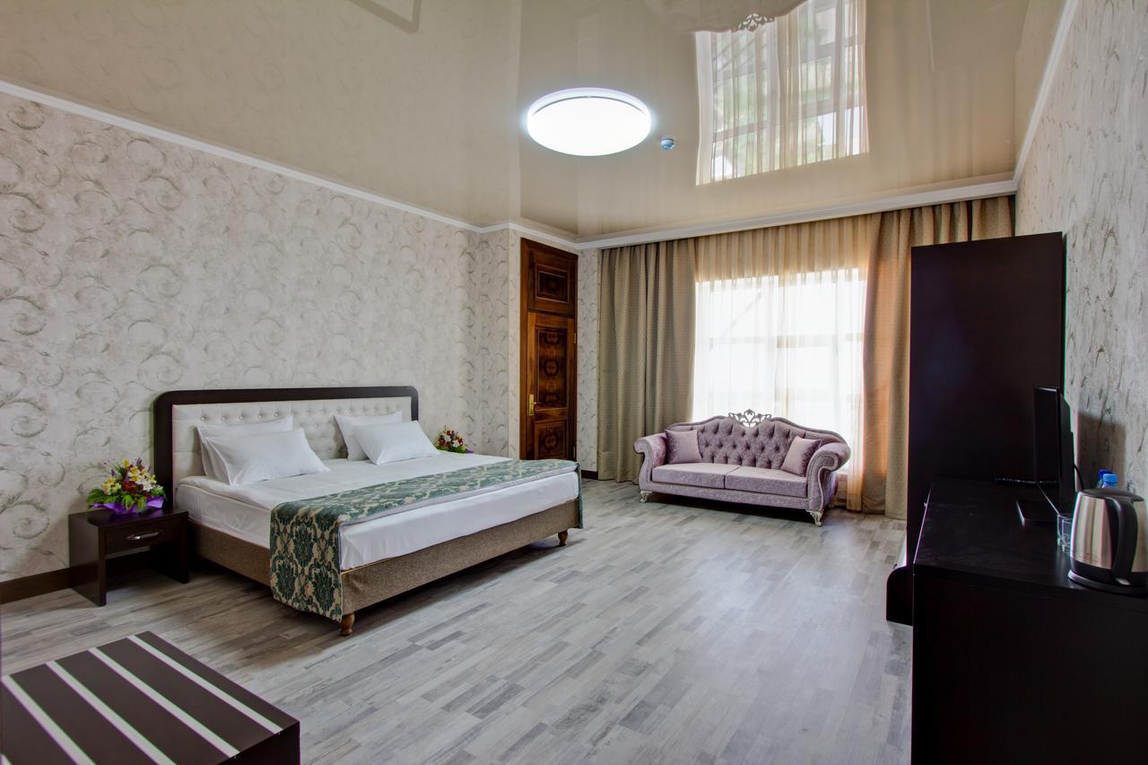 Karagat Hotel Каракол Екстериор снимка